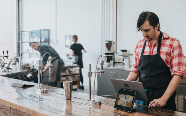 Mở thẻ tín dụng cho người thu nhập trung bình: nên hay không?